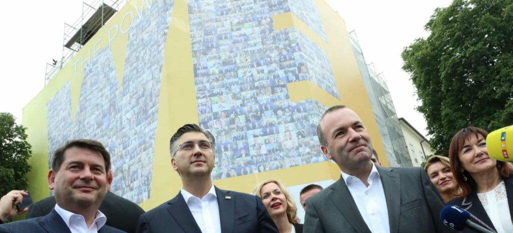 Manfred Weber vor Europas größtem Wahlplakat
